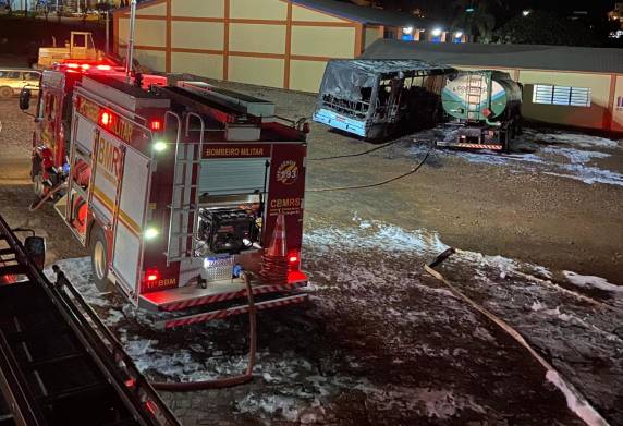 O  ônibus foi completamente consumido pelo fogo, resultando em perda total.