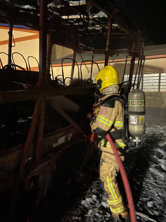 Incêndio destrói ônibus e atinge caminhão tanque em posto de combustíveis em Cândido Godói; assista ao vídeo - foto 6