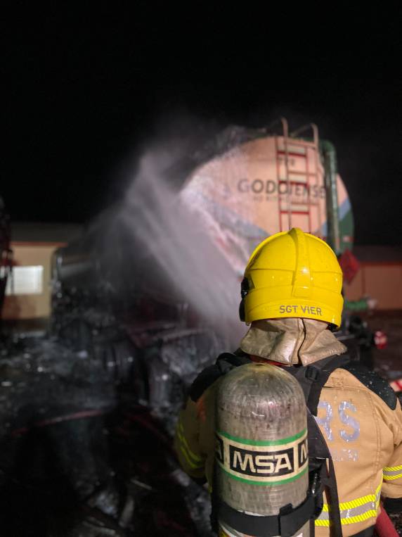 Incêndio destrói ônibus e atinge caminhão tanque em posto de combustíveis em Cândido Godói; assista ao vídeo - foto 5