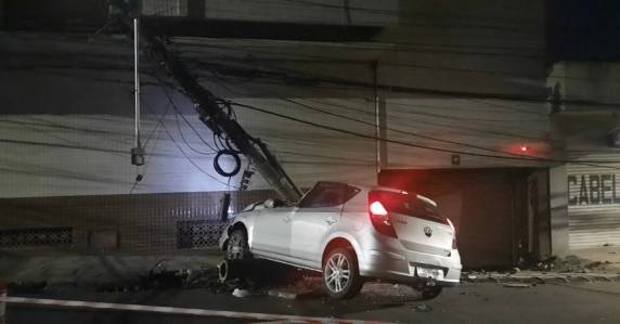 Passageira do i30 foi arremessada para fora do veículo após colisão com poste