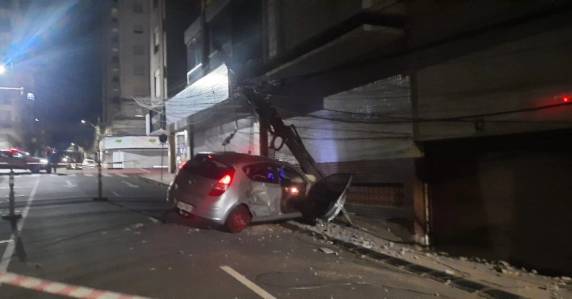 Grave acidente de trânsito registrado no Centro de Passo Fundo - foto 4