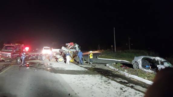 Acidente entre carro e caminhão deixa vítimas fatais na BR-282 - foto 2