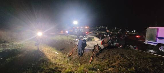 Acidente entre carro e caminhão deixa vítimas fatais na BR-282 - foto 3