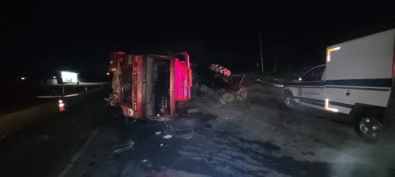 Acidente entre carro e caminhão deixa vítimas fatais na BR-282 - foto 4