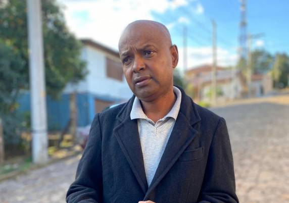 Luís Carlos dos Santos atingiu o menino com uma pá enquanto ele agredia alunos da instituição