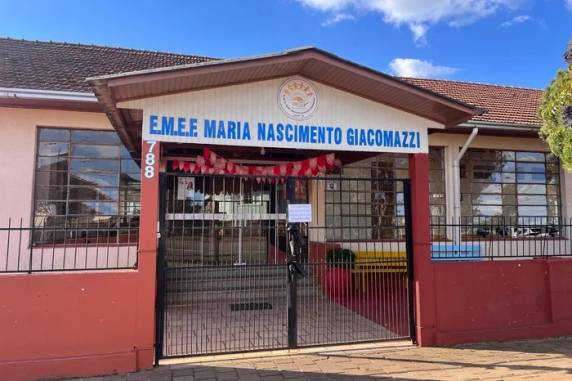 Agressor de 16 anos entrou na escola com duas facas e desferiu golpes contra três estudantes e uma professora. Uma das crianças, de nove anos, morreu