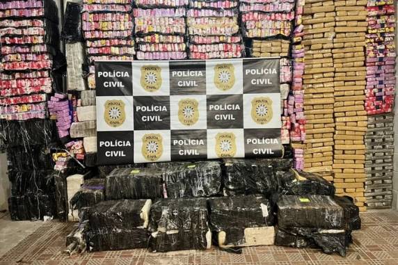 Operação localizou a droga em caminhão com placas de Santa Catarina; motorista foi preso em flagrante