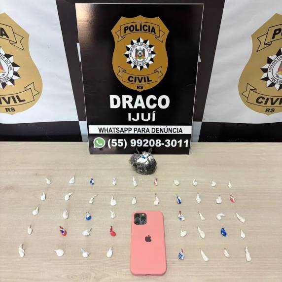 No momento da abordagem, um homem de 34 anos e uma mulher de 39 foram flagrados transportando 44 buchas de cocaína, totalizando 15 gramas, além de uma porção maior da droga, com 61 gramas, suficiente para preparar aproximadamente 180 buchas.