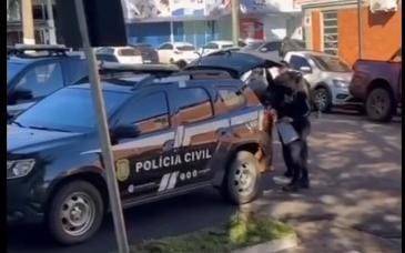 Em uma das residências vistoriadas, os policiais localizaram oito porções de cocaína já fracionadas e prontas para a venda.