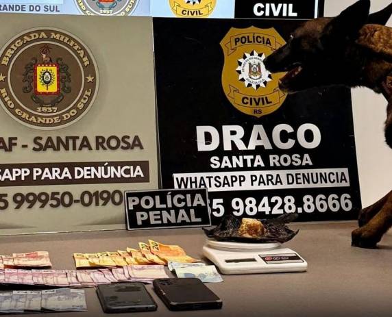 A operação resultou na prisão de duas pessoas, um homem e uma mulher, além da apreensão de entorpecentes e aparelhos celulares.