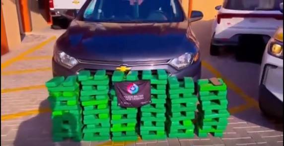 A droga estava sendo transportada em um veículo GM/Onix com placas da Argentina.