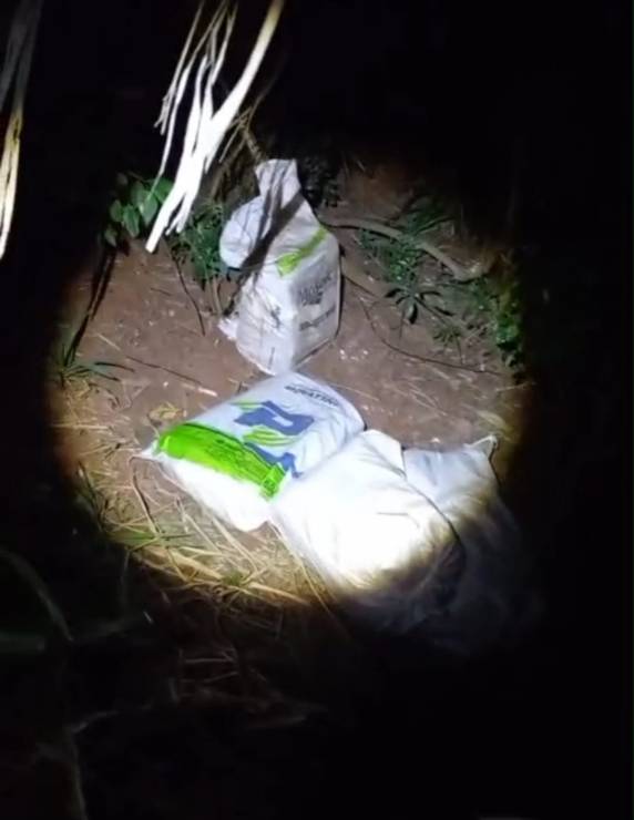 Os policiais avistaram um indivíduo escondendo bolsas entre arbustos e tentaram abordá-lo com sinais sonoros e luminosos. O suspeito fugiu em uma motocicleta, sendo acompanhado por cerca de mil metros, até ser abordado.