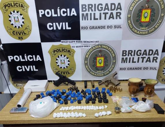 Drogas, armas, munções, veículos e outros objetos foram apreendidos durante a operação; o suspeito fugiu deixando o celular no local
