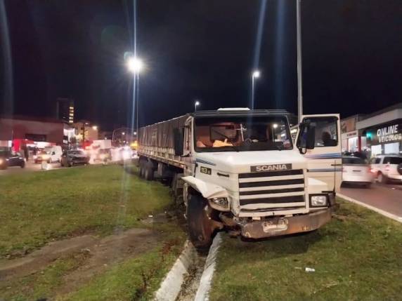 Acidente com múltiplos veículos deixa dois feridos na RSC-453, em Farroupilha - foto 4