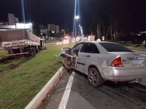 Acidente com múltiplos veículos deixa dois feridos na RSC-453, em Farroupilha - foto 2