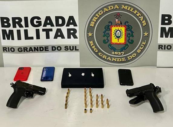 Ação rápida e eficiente das guarnições resultou em prisões, apreensões de armas e drogas em duas ocorrências distintas na mesma noite.