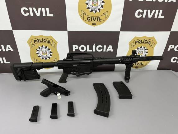 Após o recebimento de informações sobre um possível esconderijo de armas e munições utilizadas por uma organização criminosa, os policiais identificaram e passaram a monitorar um imóvel localizado na região central da cidade.