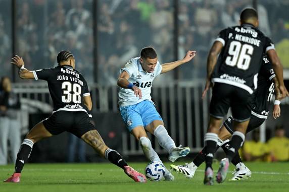 Tricolor não fez boa partida, mas volta com um ponto de São Januário. Lucas Freitas e Gustavo Martins foram os autores dos gols da partida