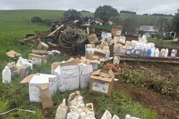 Fiscalização encontrou os produtos enterrados dentro de tanque desativado em propriedade rural no noroeste do Estado