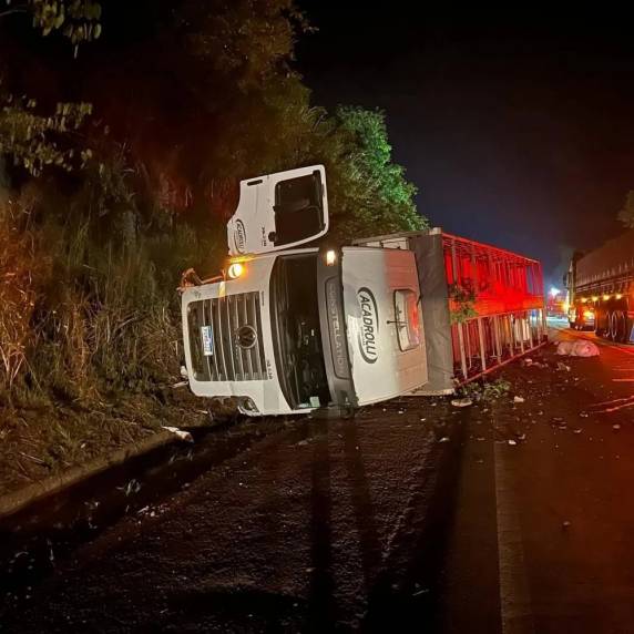Colisão entre caminhão e caminhonete deixa ferido na BR-386, em Iraí - foto 3