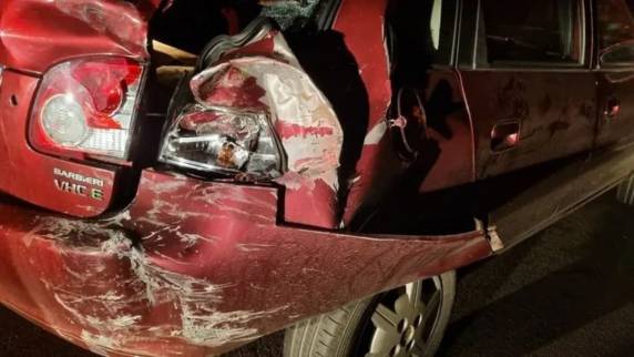 Motorista abandona caminhão após acidente na BR-470, entre Bento Gonçalves e Veranópolis - foto 2