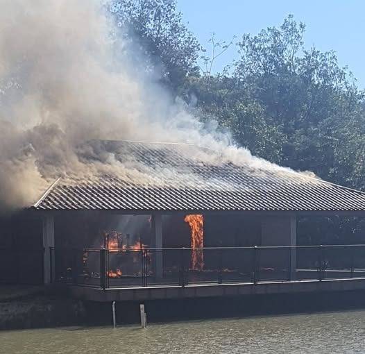 As equipes foram acionadas para controlar as chamas e evitar que o fogo se alastrasse para áreas próximas.