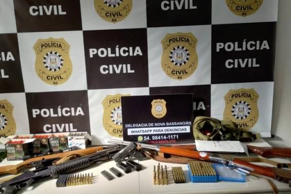 Após a prisão, polícia apreendeu arsenal com espingardas, pistola e quase 500 munições na casa do suspeito