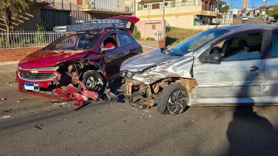 EMBRIAGADO causa colisão frontal entre dois veículos no bairro Planaltina em Passo Fundo - foto 3