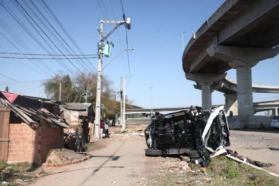 Caminhão tomba na nova ponte do Guaíba e carro despenca sobre rua em Porto Alegre; veja vídeo - foto 2