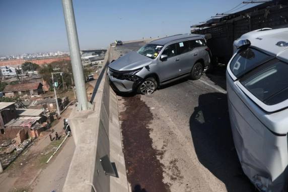 Caminhão tomba na nova ponte do Guaíba e carro despenca sobre rua em Porto Alegre; veja vídeo - foto 3