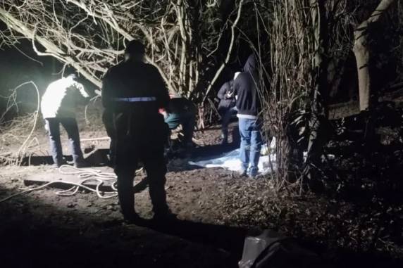 Mãe, criança de dois meses e amigo da mulher foram encontrados em um buraco às margens de um rio do município. Caso é tratado inicialmente como feminicídio e duplo homicídio