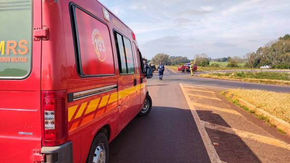 Acidente no trevo de Esquina Boa Vista deixou quatro pessoas feridas - foto 3