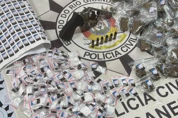 Ao todo 607 porções de maconha e cocaína, prontas para a venda, foram apreendidas em uma residência do bairro Eugênio Ferreira; quatro homens foram presos