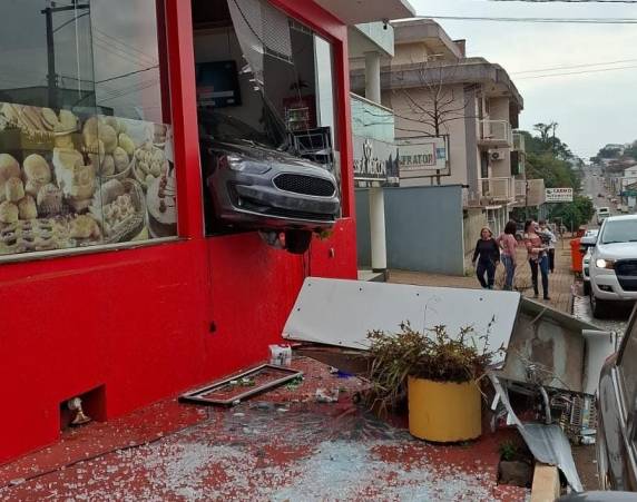 Veículo invade padaria e deixa três pessoas feridas em Ijuí - foto 2