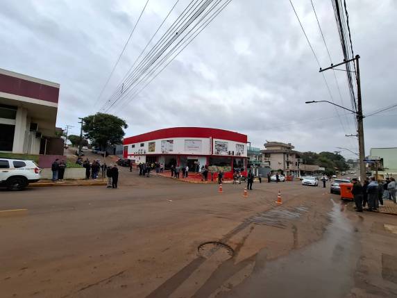 Veículo invade padaria e deixa três pessoas feridas em Ijuí - foto 3
