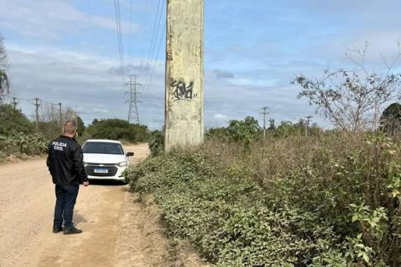 Duas pessoas, de 15 e 17 anos, além de um homem, de 46, e a esposa, de 41, são investigados pelo crime. Também está sendo avaliada acareação para confrontar versões