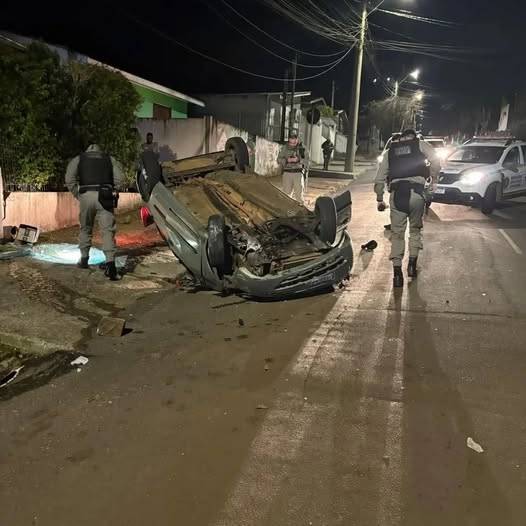 Durante a fuga, o condutor perdeu o controle do veículo, que colidiu contra o muro de uma residência e capotou.