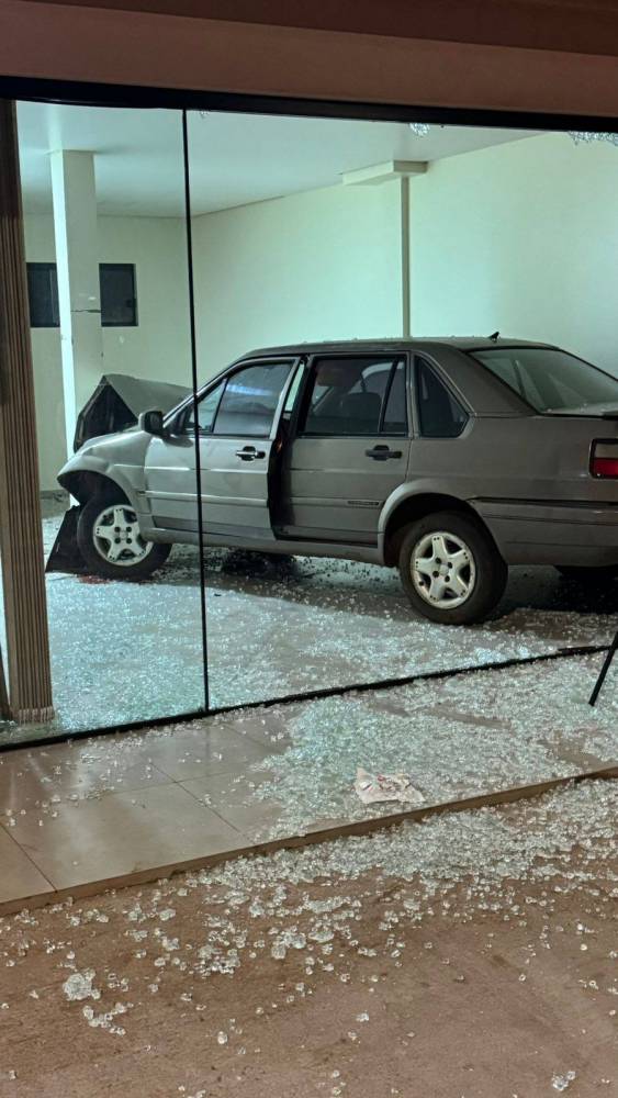 Veículo invade sala comercial no perímetro urbano de Tenente Portela e condutor foge do local - foto 2