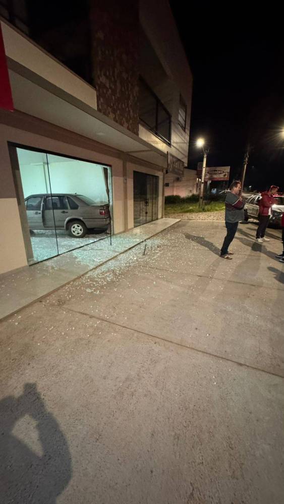 Veículo invade sala comercial no perímetro urbano de Tenente Portela e condutor foge do local - foto 3