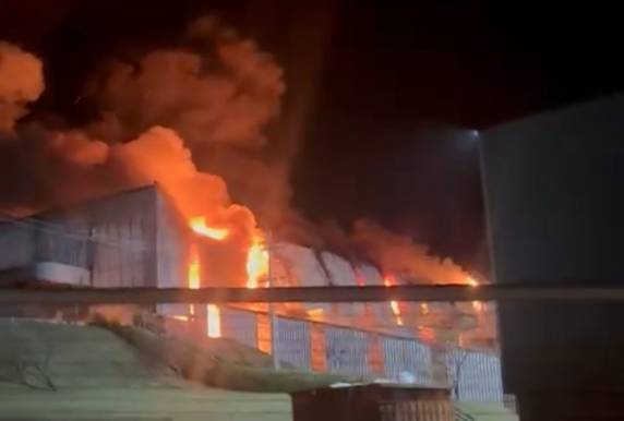 As causas do incêndio ainda serão apuradas. A estrutura da fábrica sofreu danos significativos.