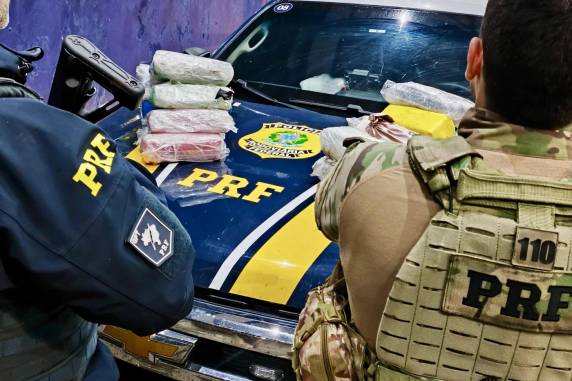 Droga seria entregue em municípios do Vale do Sinos, indicam os policiais. Outros dois foram presos em flagrante