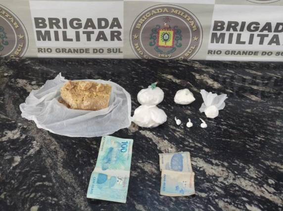 Menor foi flagrado com cocaína, crack e dinheiro no bairro Botucaraí