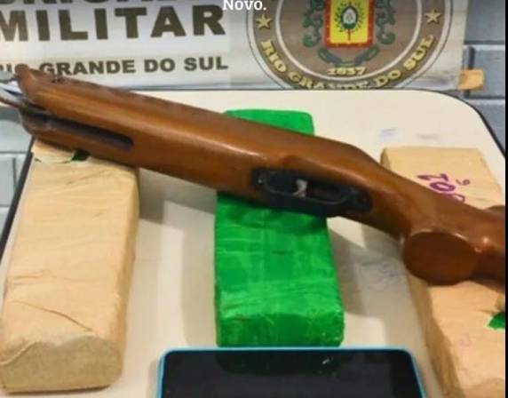 Com a suspeita, os policiais apreenderam três tabletes de maconha, uma espingarda adaptada para calibre .22 e um aparelho celular.