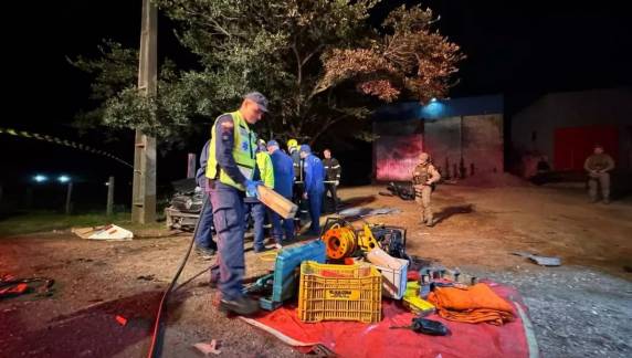Motorista morre após ficar preso às ferragens em acidente com ônibus em Criciúma - foto 2