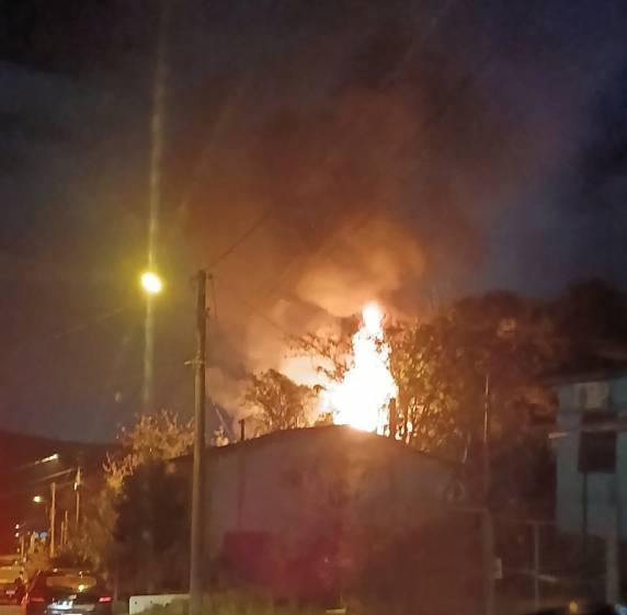 O sinistro ocorreu em uma área residencial e mobilizou o Corpo de Bombeiros de Santo Ângelo, responsável pelo atendimento à ocorrência.
