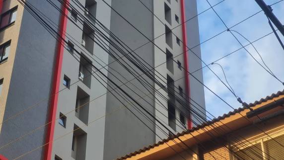 Chamas atingiram o 10º andar do prédio residencial. Um homem teve 70% do corpo queimado