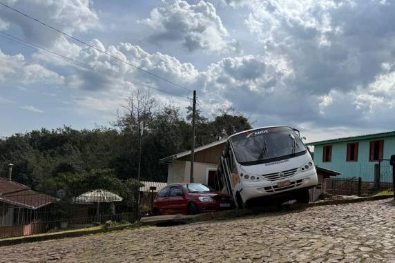 Micro-ônibus escolar perde freio e invade residência em Getúlio Vargas - foto 3