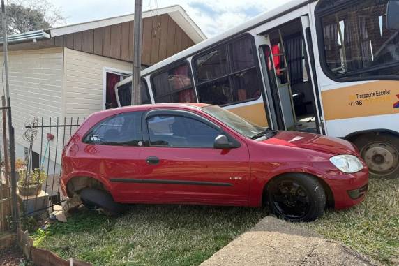 Micro-ônibus escolar perde freio e invade residência em Getúlio Vargas - foto 2