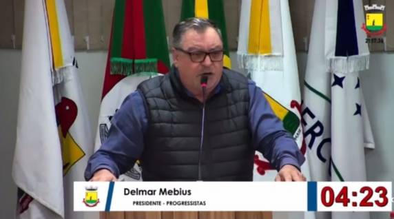 Em entrevista à Rádio Colonial, na manhã desta terça-feira (05/08) o vereador afirmou que considera exagerado o número de Cargos em Comissão no gabinete do prefeito. Segundo ele, atualmente, seriam 14 CCs no total.