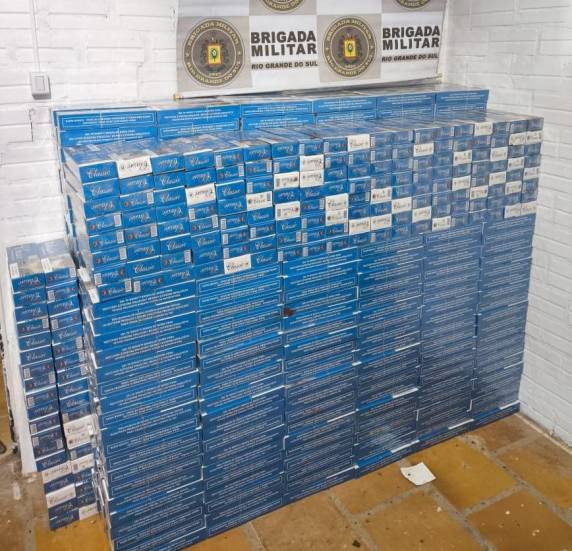 Nas proximidades de uma área de mata, os ocupantes abandonaram o automóvel e fugiram a pé, não sendo localizados até o momento.